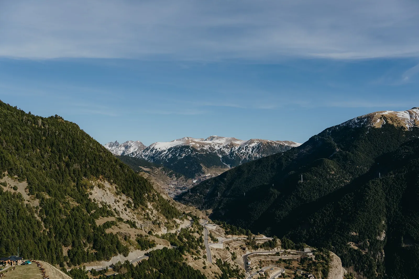 Carretera de montaña con curvas en el Pirineo