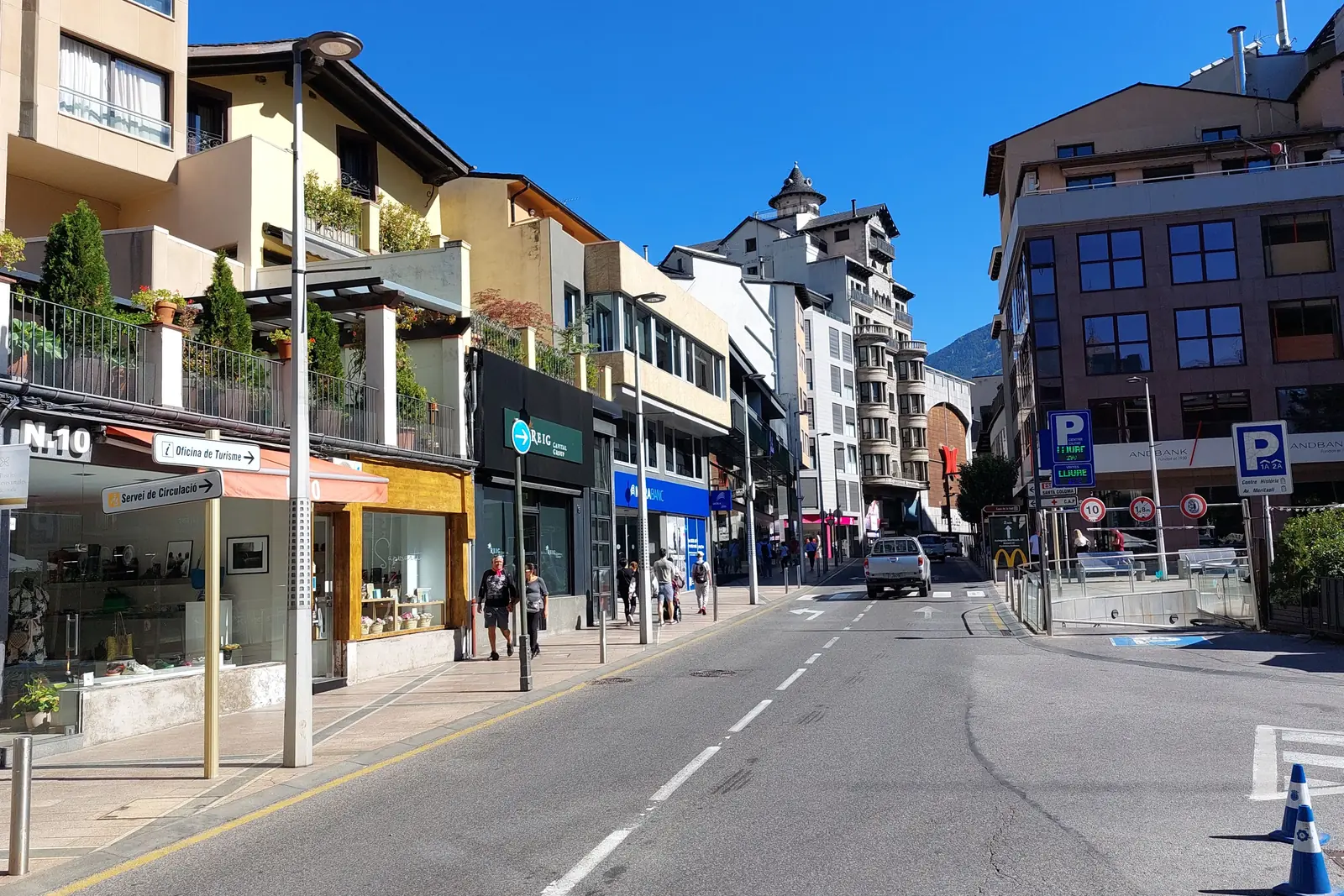 La avenida Meritxell, la calle comercial de Andorra la Vella