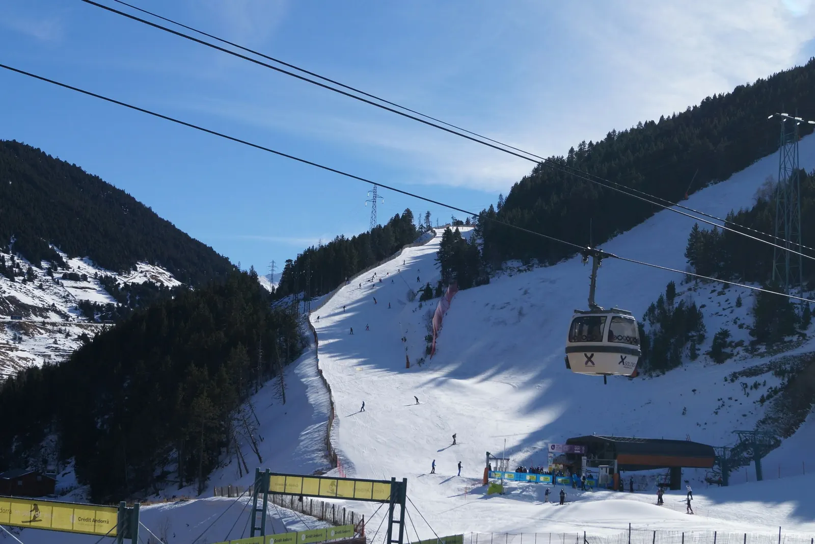 Telecabinas sobre la montaña nevada en Soldeu, Grandvalira