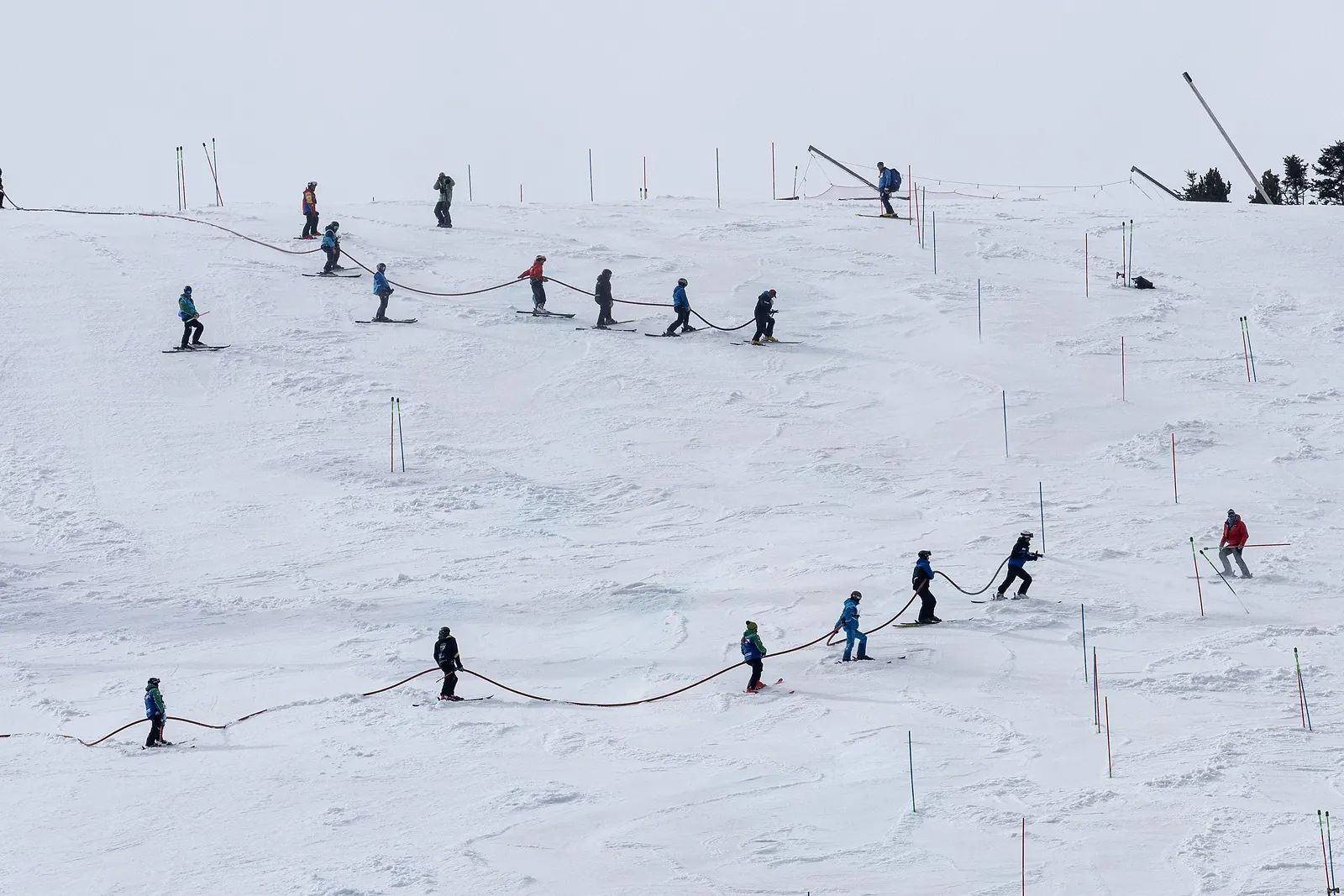 Esquiadores entrenando en una pista nevada de Andorra