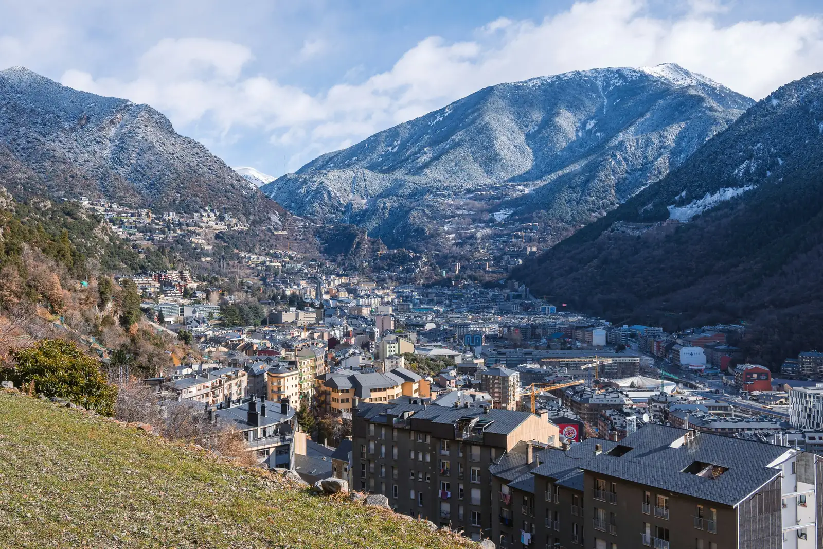 Vista aérea de Andorra la Vella con las montañas detrás