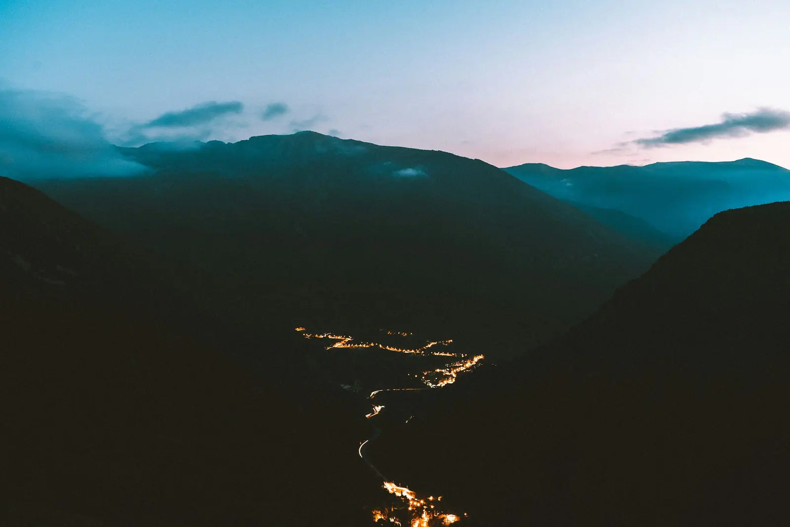 Valle andorrano desde el mirador del Roc del Quer, en Canillo, al anochecer, con las luces de los pueblos encendidas