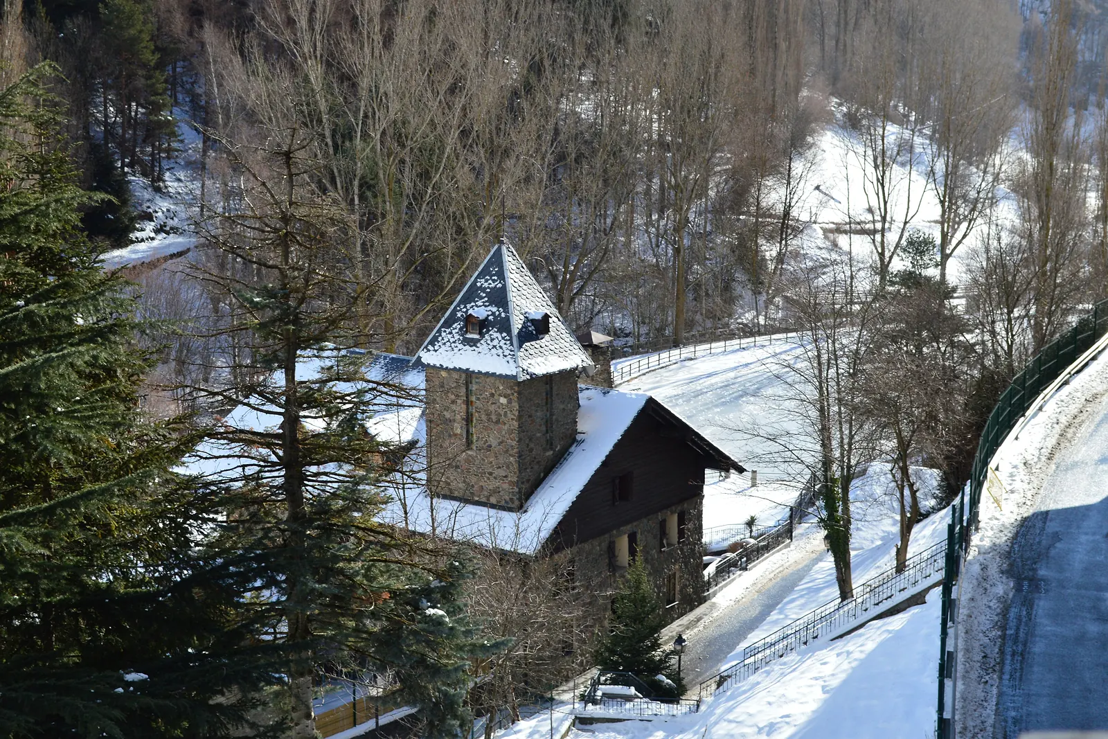 Iglesia en un valle nevado