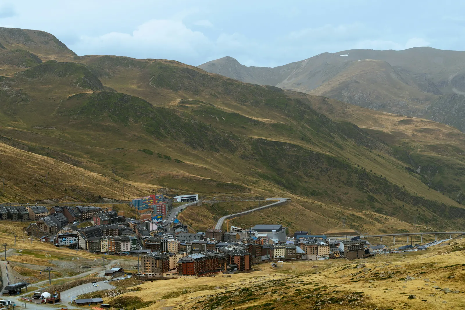 El Pas de la Casa entre montañas, junto a la frontera con Francia