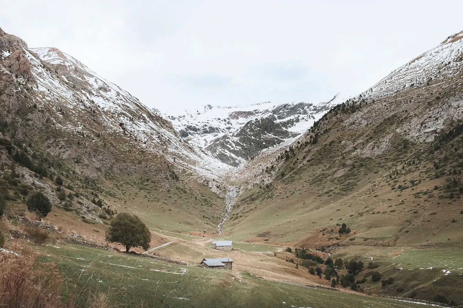 Casas en un valle de montaña